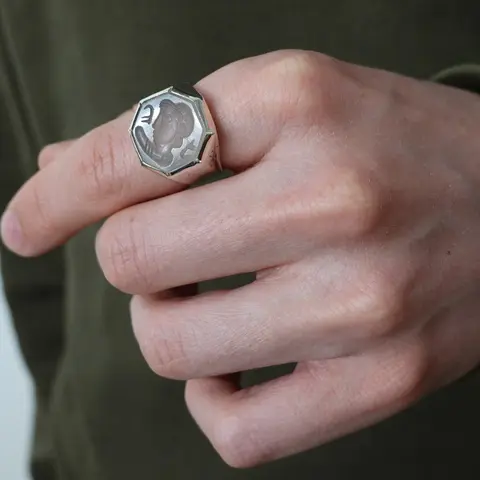 LAB124 кольцо-печатка с инталией 19.5 (кварц)