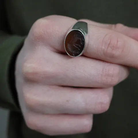 LAB128 кольцо-печатка с инталией 20 (сердолик)
