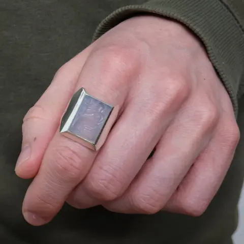 LAB119 кольцо-печатка с инталией 20 (кварц)