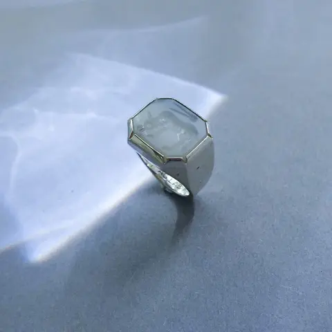 LAB133 кольцо-печатка с инталией 17 (кварц)