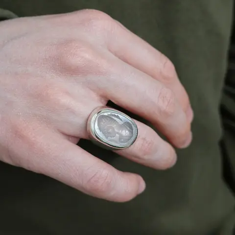 LAB129 кольцо-печатка с инталией 17.5 (кварц)