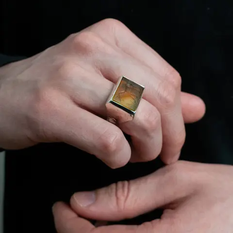 LAB112 кольцо-печатка с инталией 18 (сердолик)