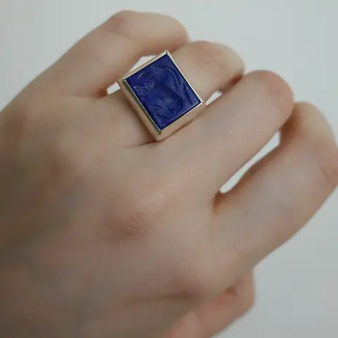 LAB137 кольцо-печатка с инталией 16 (лазурит)