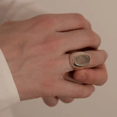 LAB091 кольцо-печатка с инталией 17.5 (кварц)