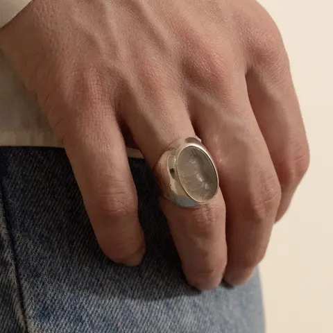 LAB091 кольцо-печатка с инталией 17.5 (кварц)