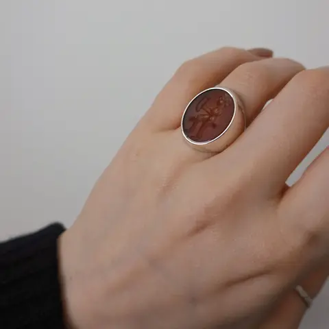 LAB144 кольцо-печатка с инталией 17 (сердолик)