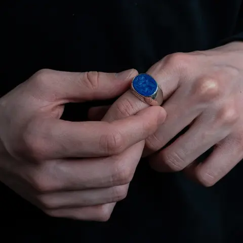 LAB108 кольцо-печатка с инталией 21 (лазурит)