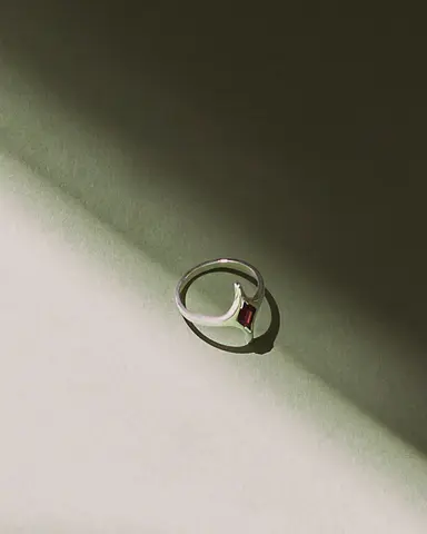 кольцо MAR с красным гранатом
