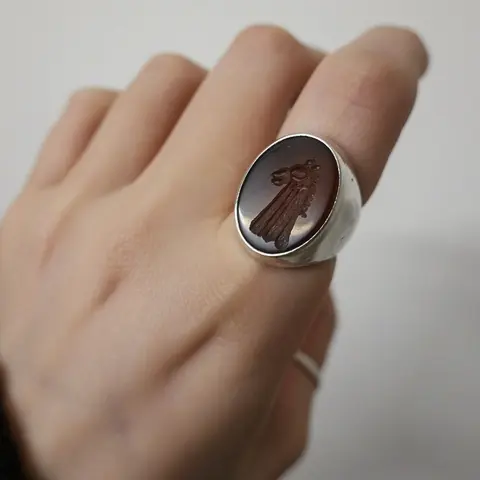 LAB143 кольцо-печатка с инталией 16 (сердолик)