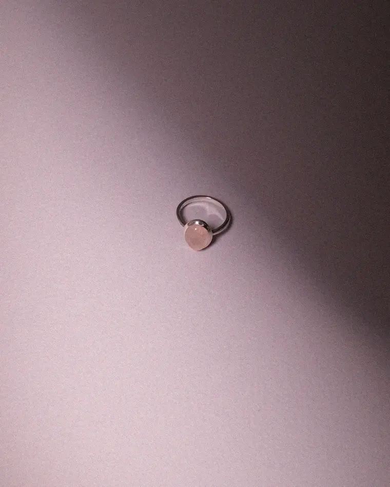 кольцо omega с розовым кварцем