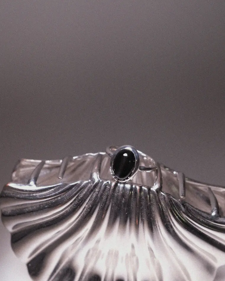 кольцо omega с черным звездчатым диопсидом