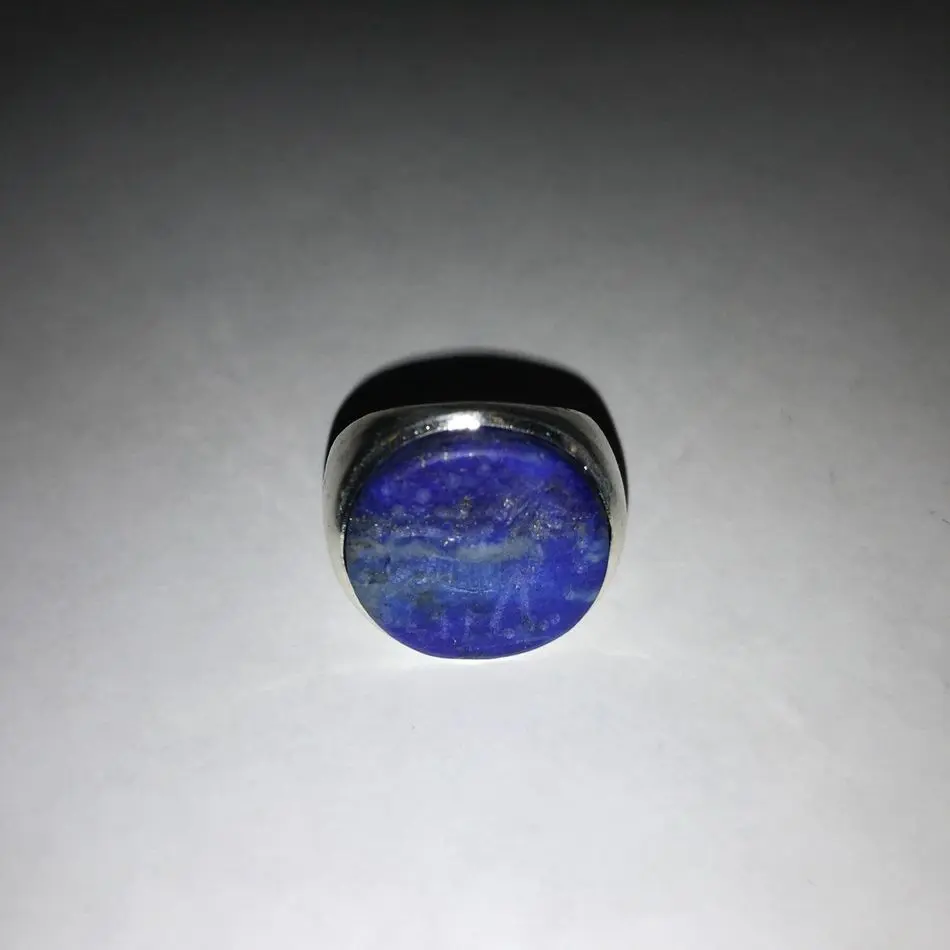 LAB003 кольцо-печатка с инталией 18.5 (лазурит, круг)