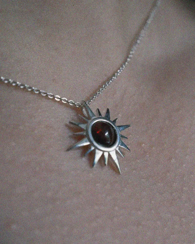 подвеска polar с красным гранатом на цепочке 40-45 см (родирование)