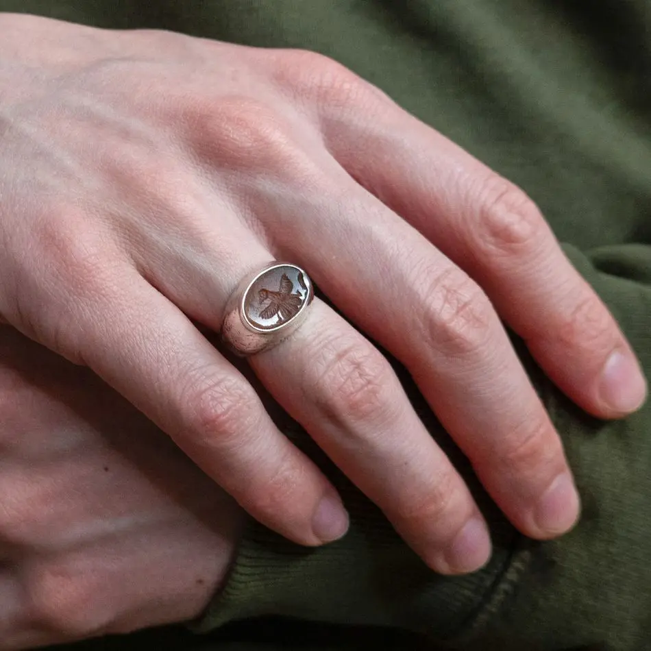 LAB104 кольцо-печатка с инталией 17 (сердолик)