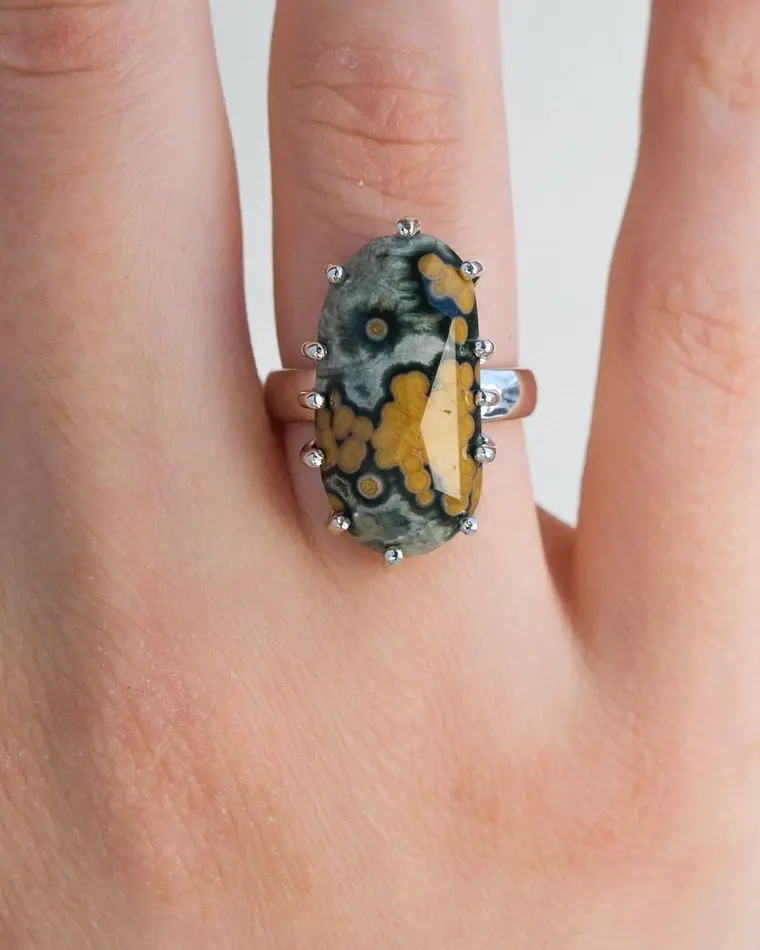 кольцо ocean bloom 16 размер (яшма)