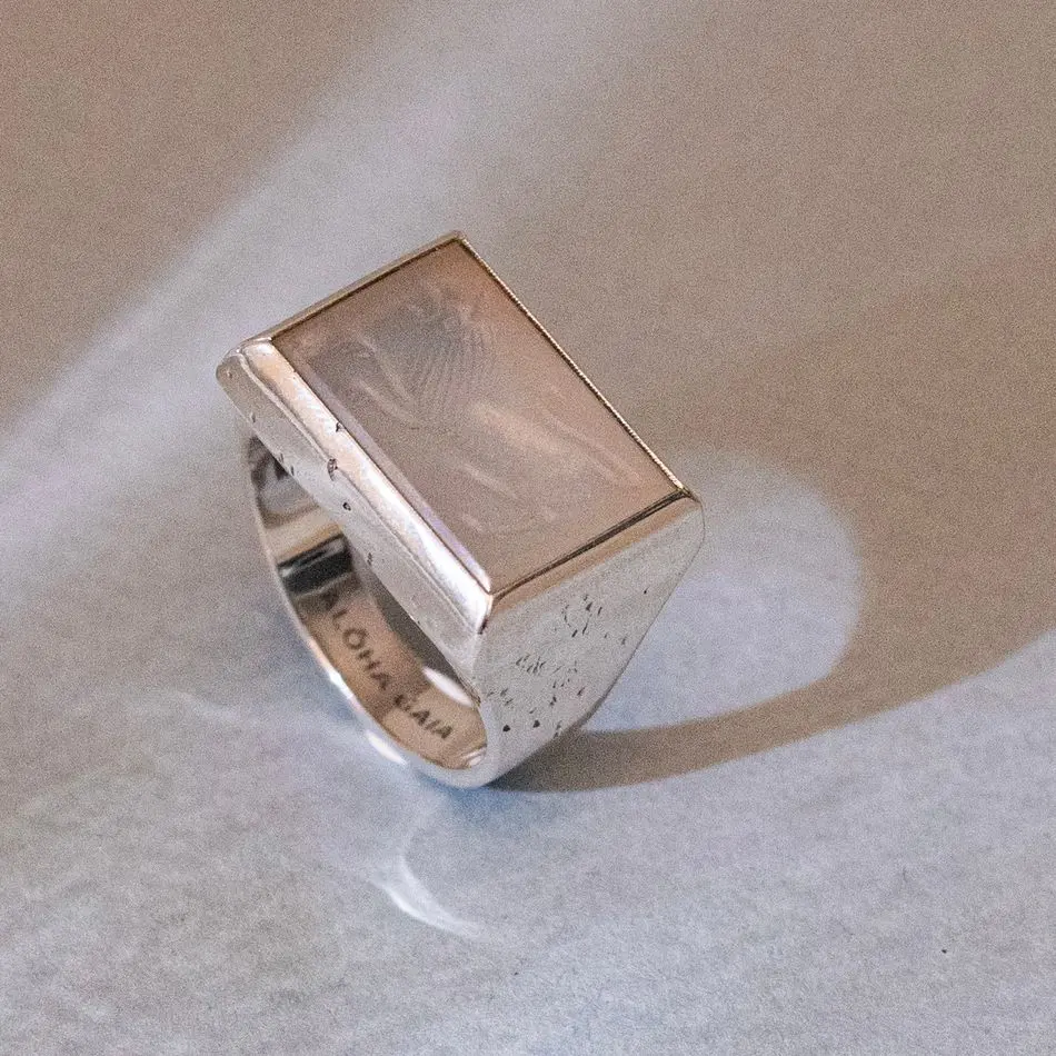 LAB085 кольцо-печатка с инталией 21 (кварц)