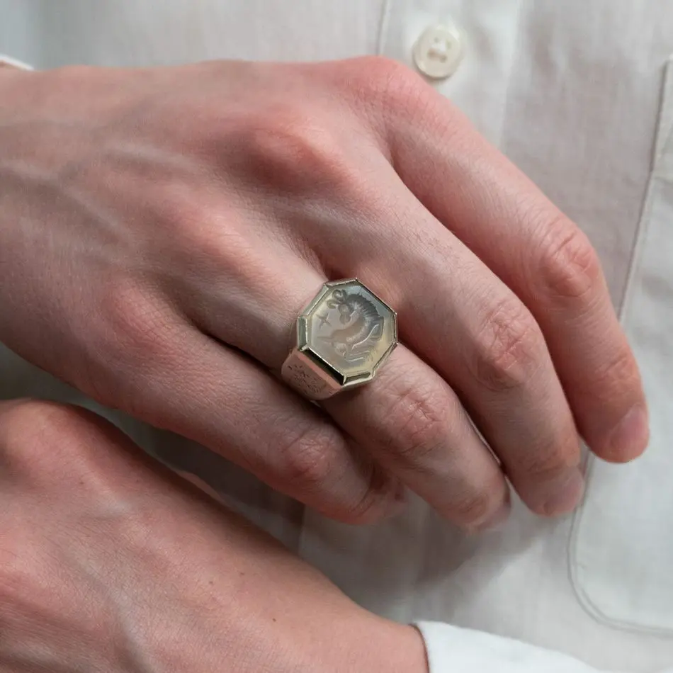 LAB097 кольцо-печатка с инталией 17 (кварц)