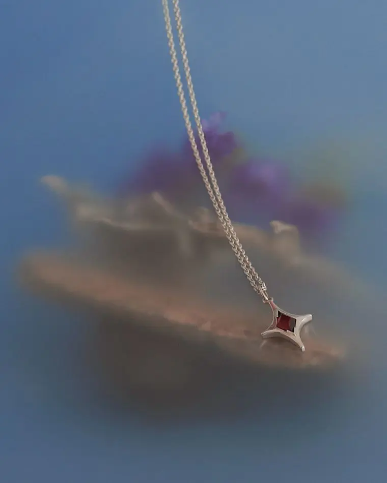 подвеска mar с красным гранатом (родирование)