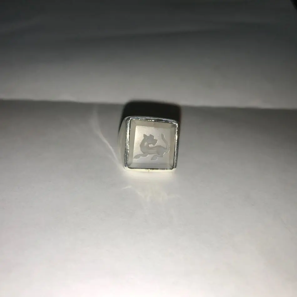 LAB020 кольцо-печатка с инталией 15.5 (белый агат, квадрат)
