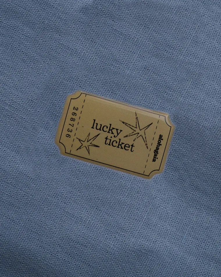 объемный стикер lucky ticket