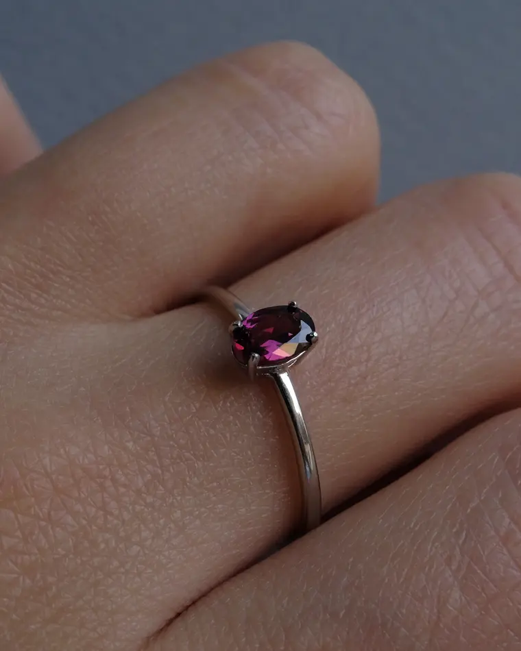 кольцо all you need с красным гранатом (родирование)