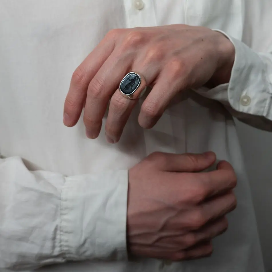 LAB107 кольцо-печатка с инталией 18 (черный оникс)