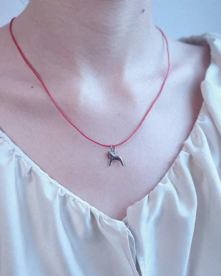 подвеска burdo из стали на хлопковом красном шнурке