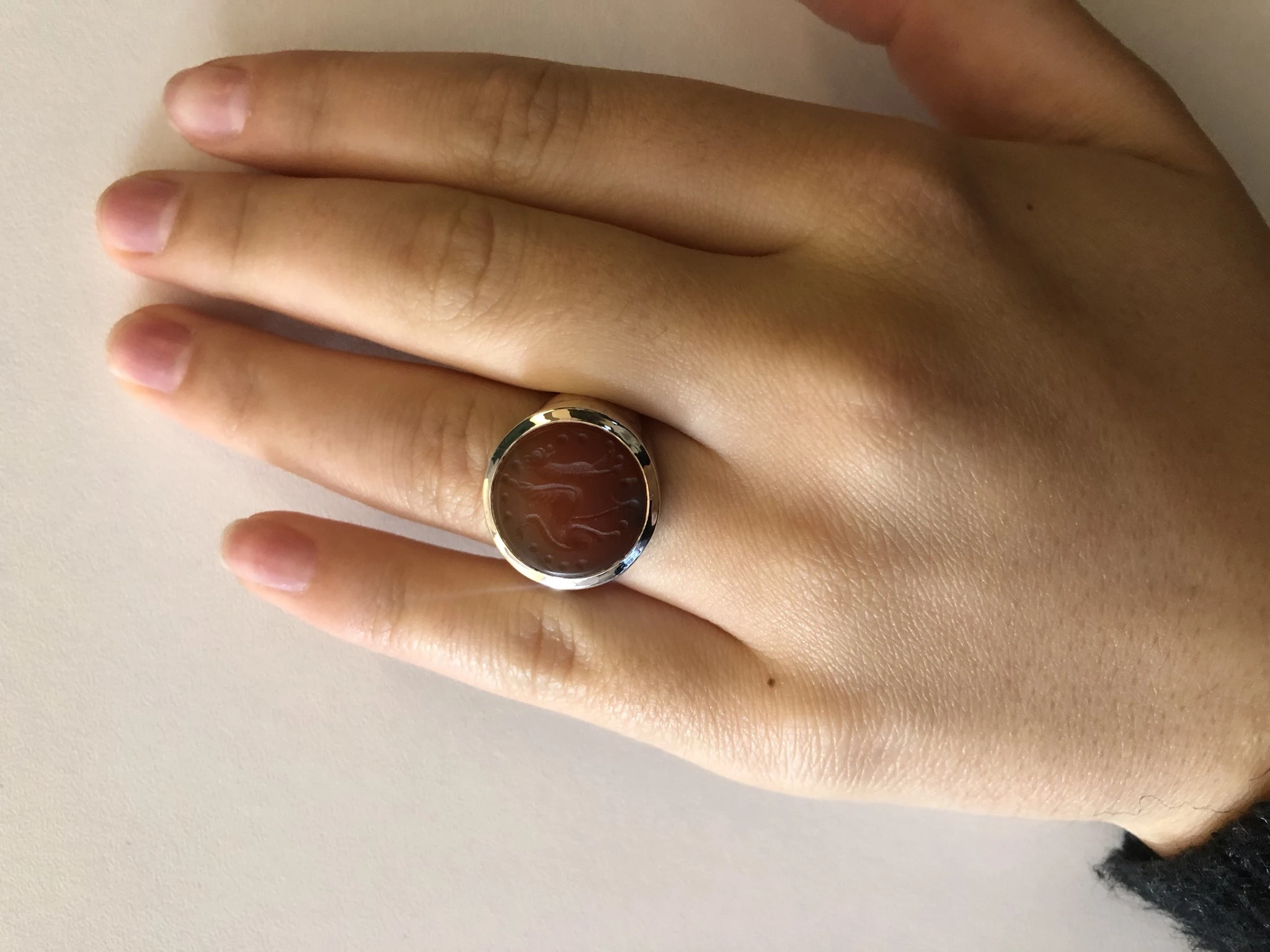 LAB058 кольцо-печатка с инталией 17.5 (сердолик, круг)