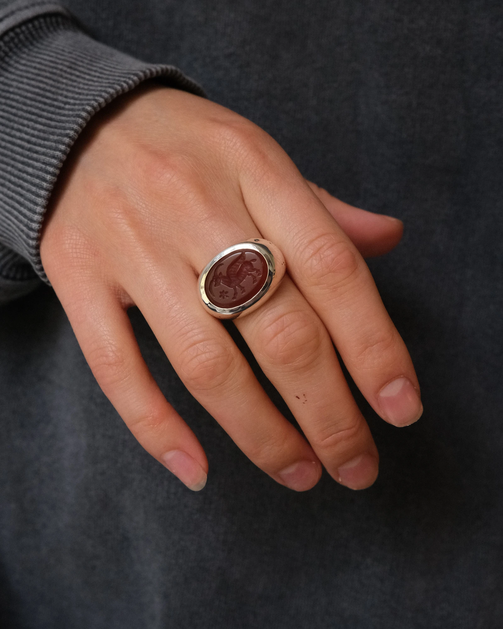 кольцо-печатка LAB250 с инталией 18 размера (сердолик)