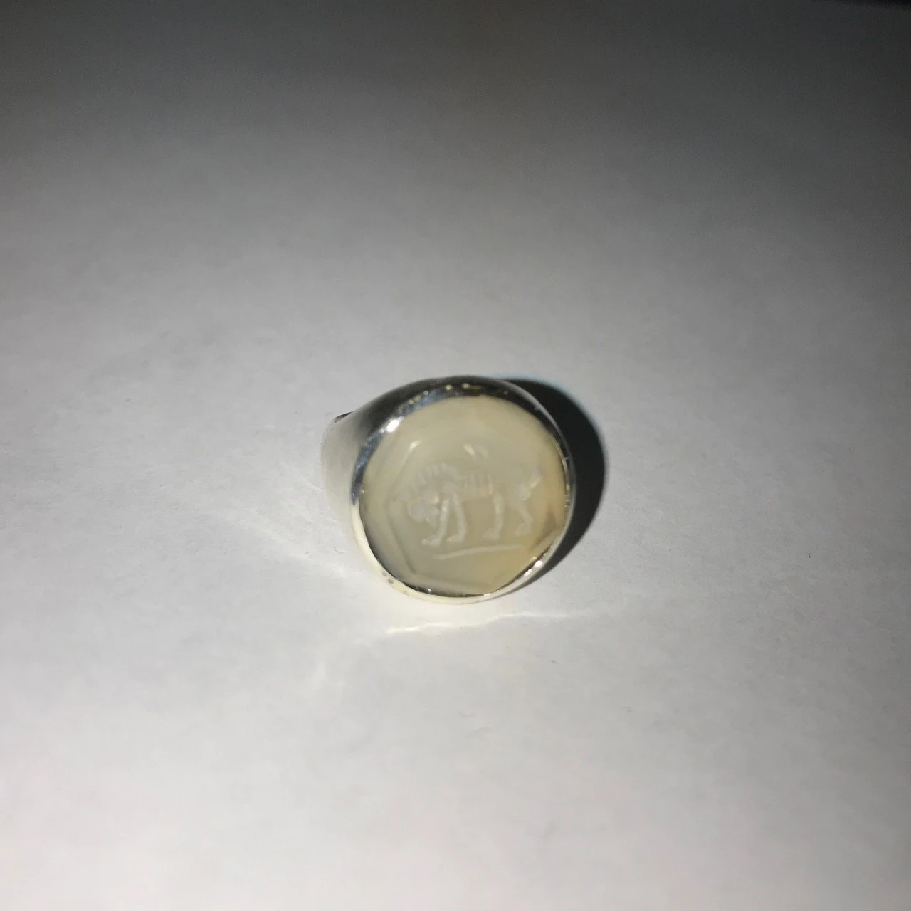 LAB005 кольцо-печатка с инталией 16 (белый агат, круг)
