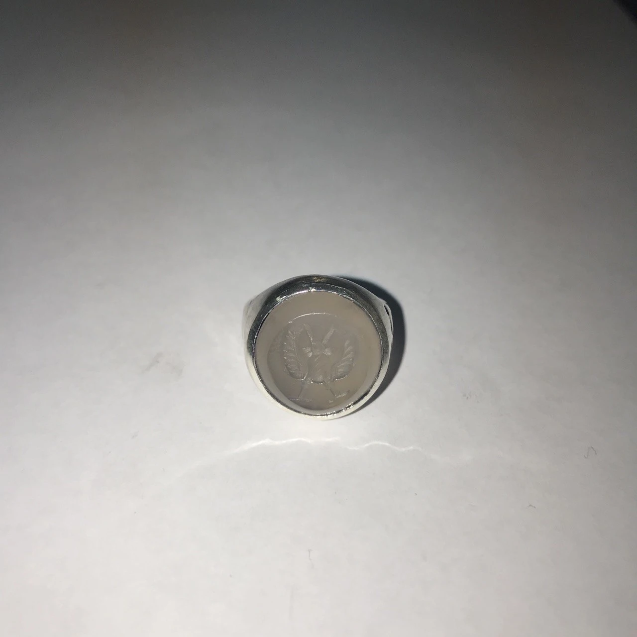 LAB010 кольцо-печатка с инталией 16.5 (белый агат, круг)