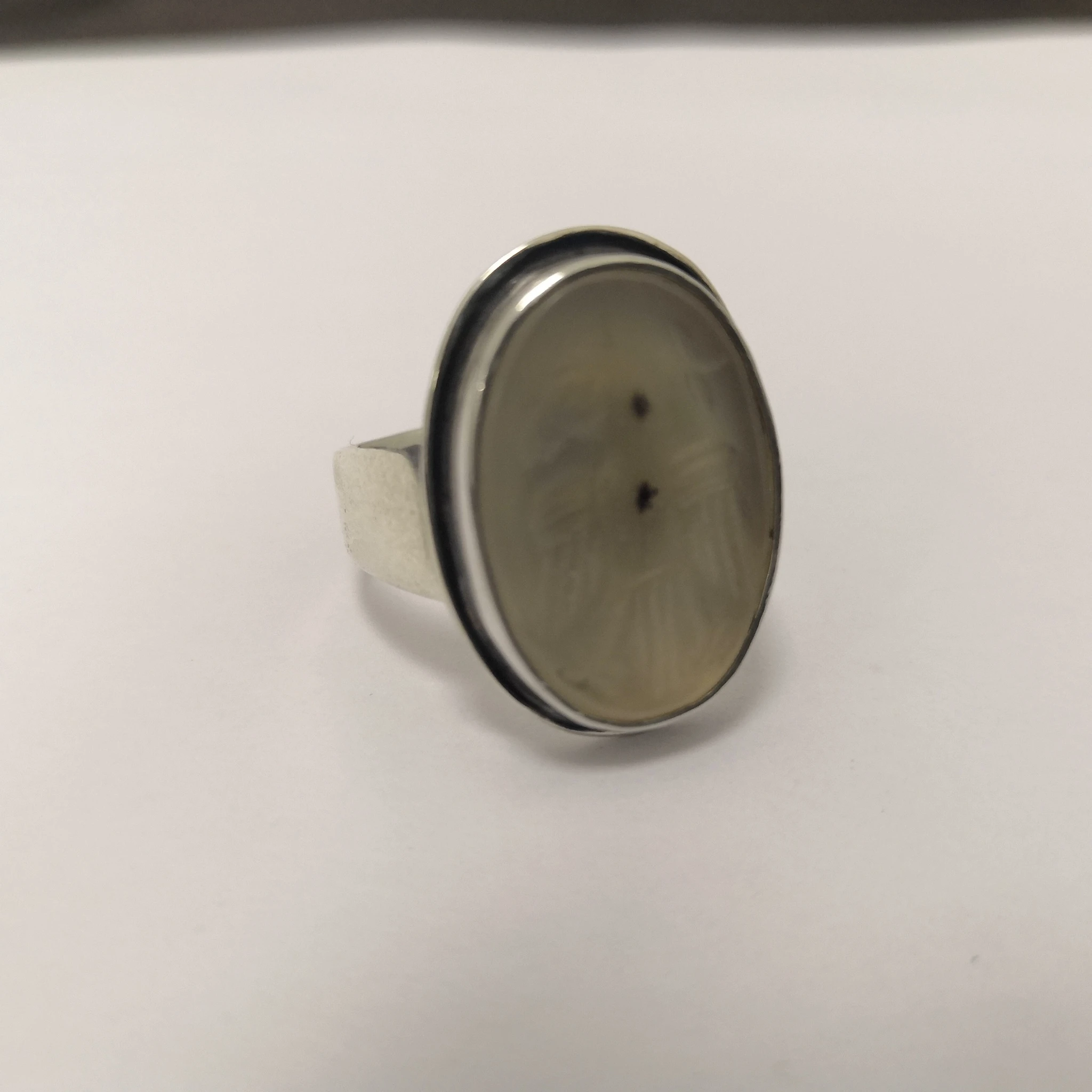 LAB032 кольцо-печатка с инталией 18.5 (белый агат, овал)