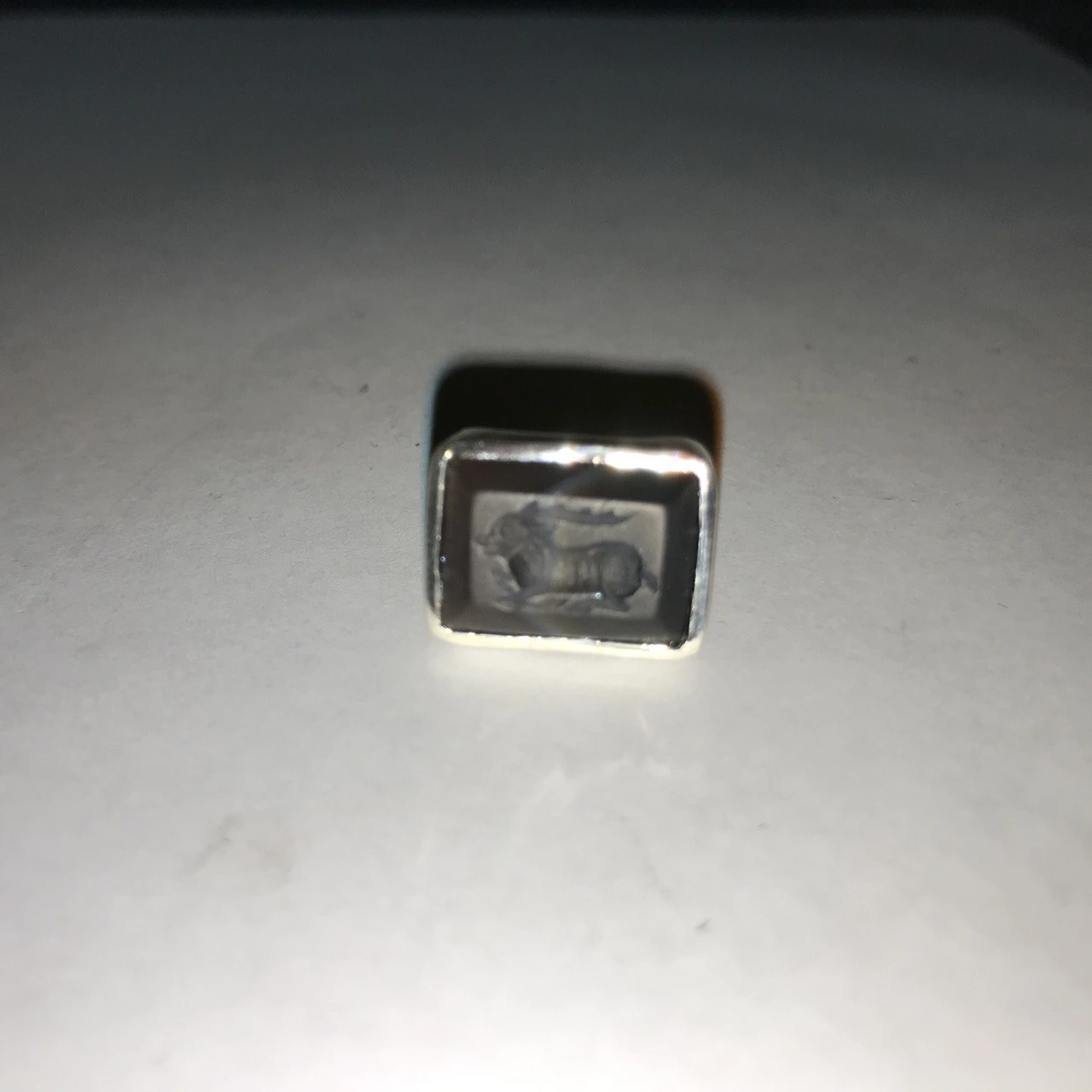 LAB024 кольцо-печатка с инталией 15 (агат, багет)