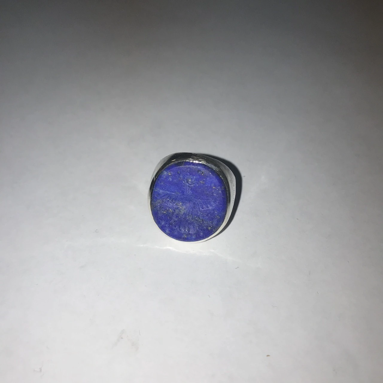 LAB015 кольцо-печатка с инталией 17.5 (лазурит, круг)