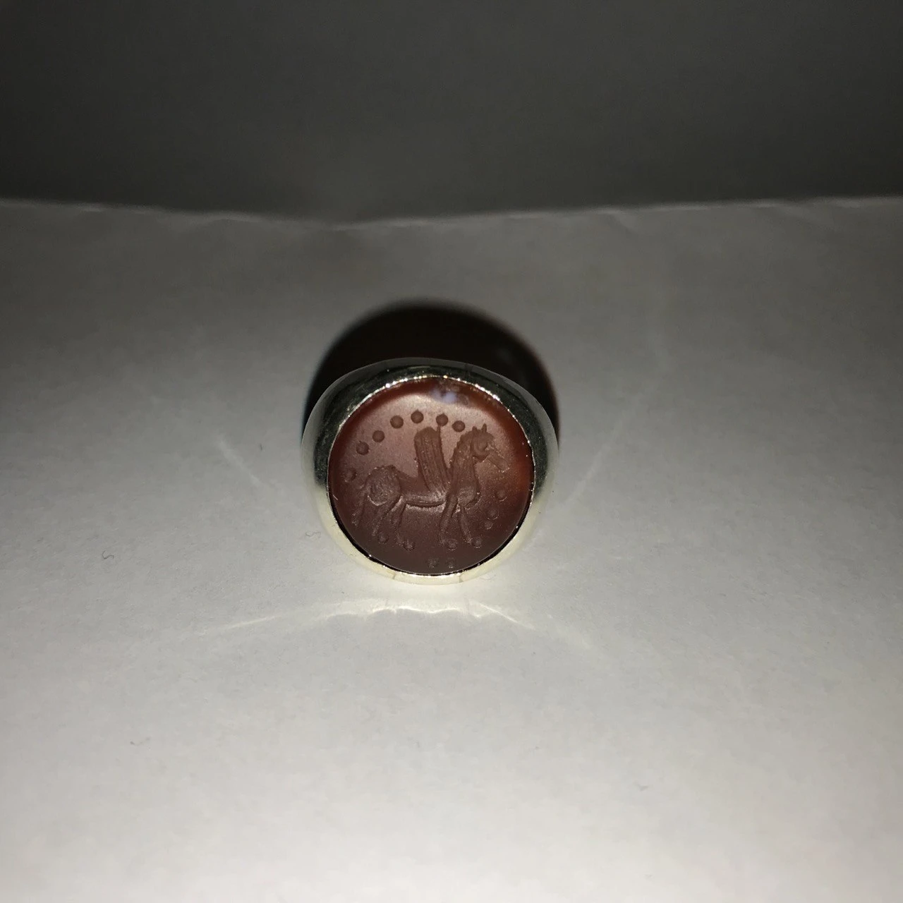 LAB025 кольцо-печатка с инталией 17 (сердолик, круг)