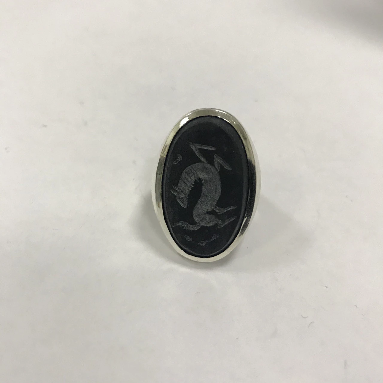 LAB006 кольцо-печатка с инталией 18 (черный оникс, овал, лошадь)