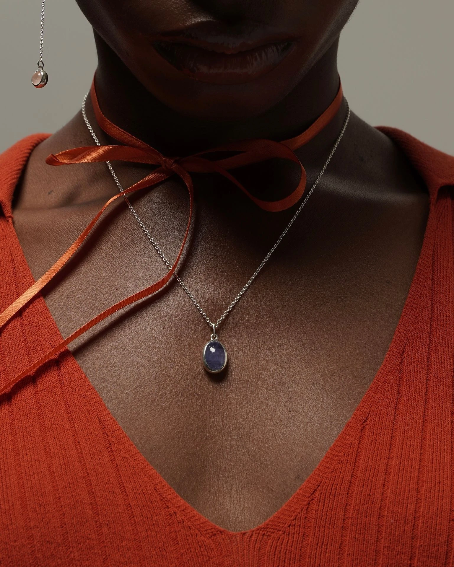 подвеска omega с танзанитом