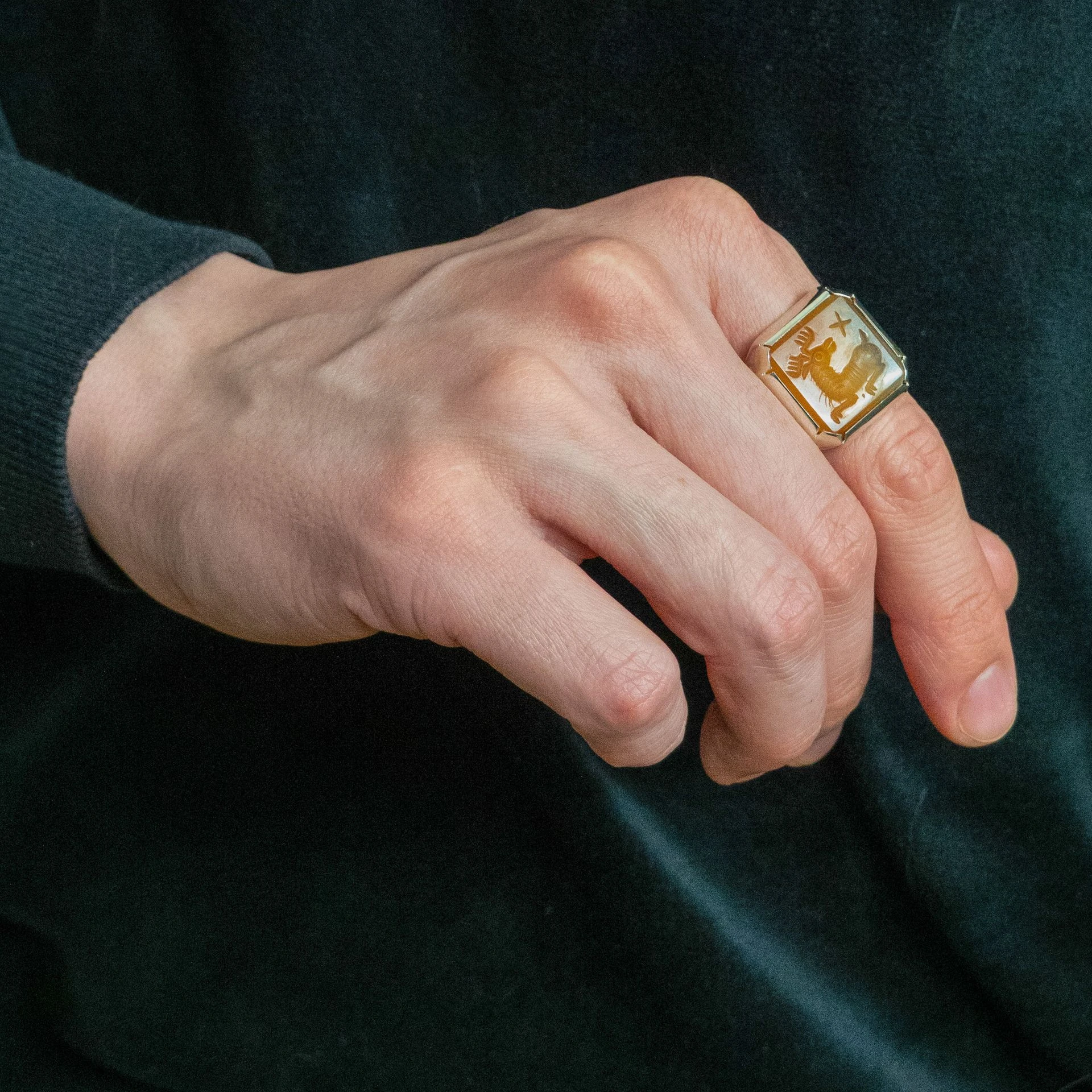 lab101 кольцо-печатка с инталией 21 (сердолик)