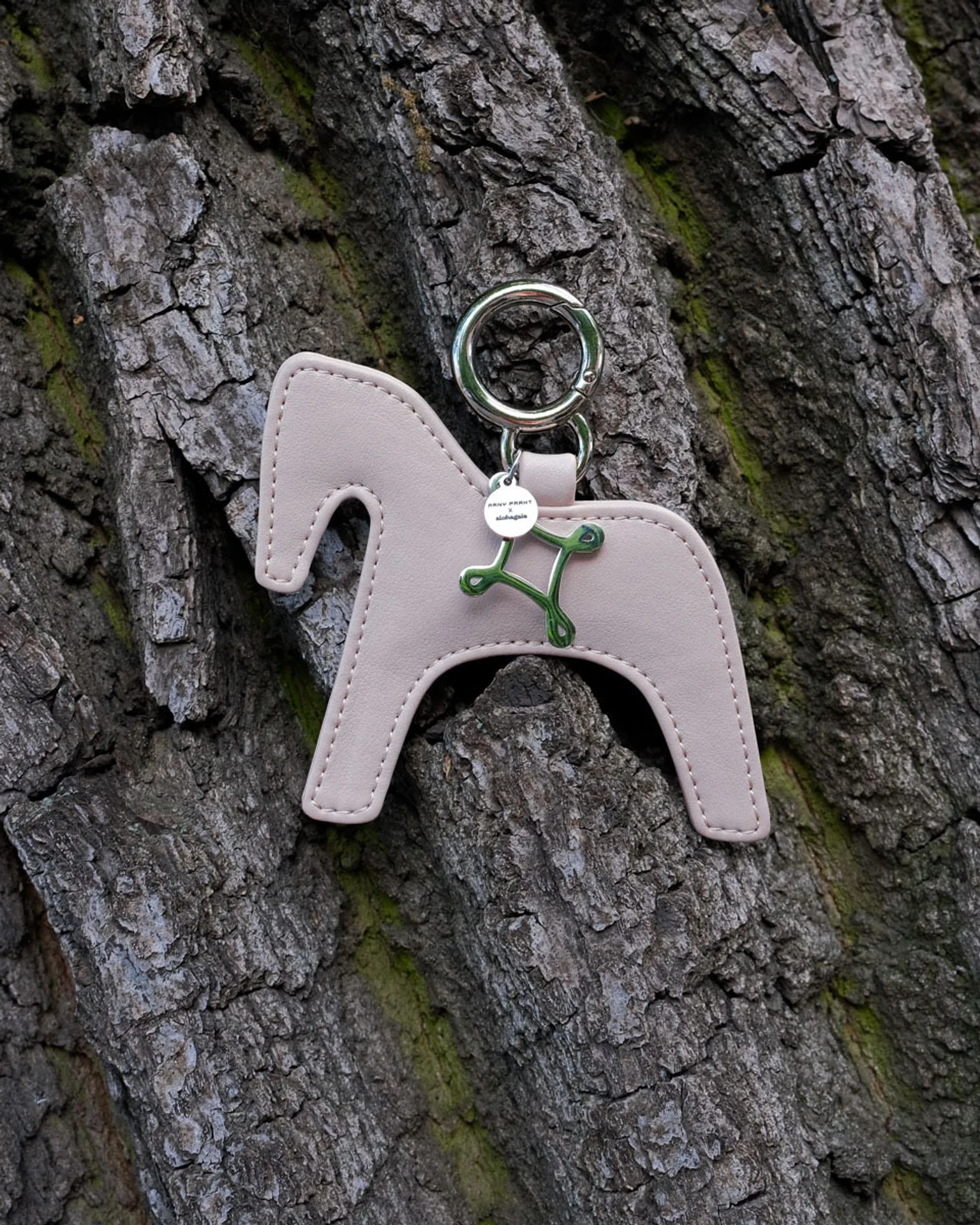 брелок arny praht x alohagaia (бежевый)