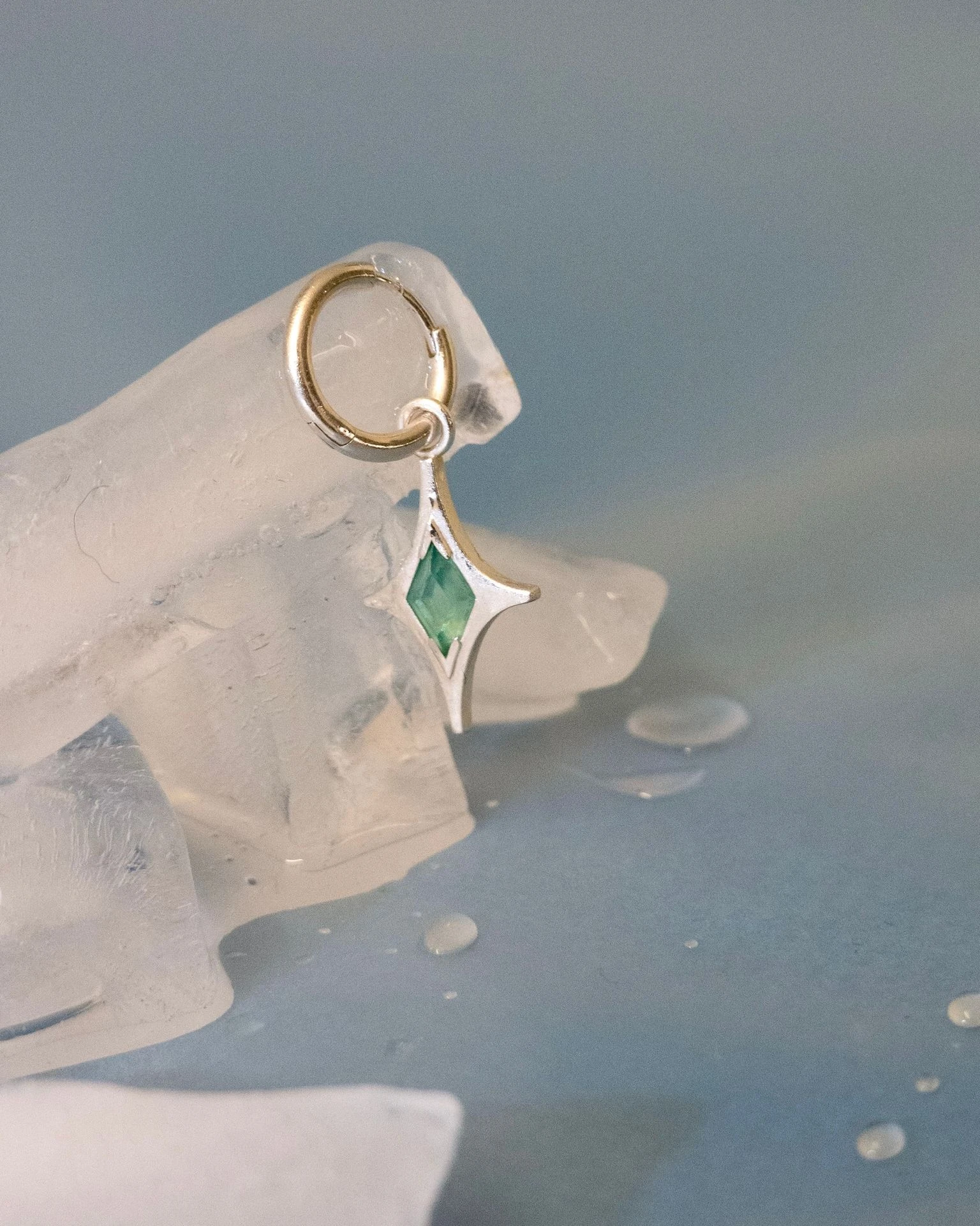 шарм mar с зеленым опалом на базовом кликере (s)