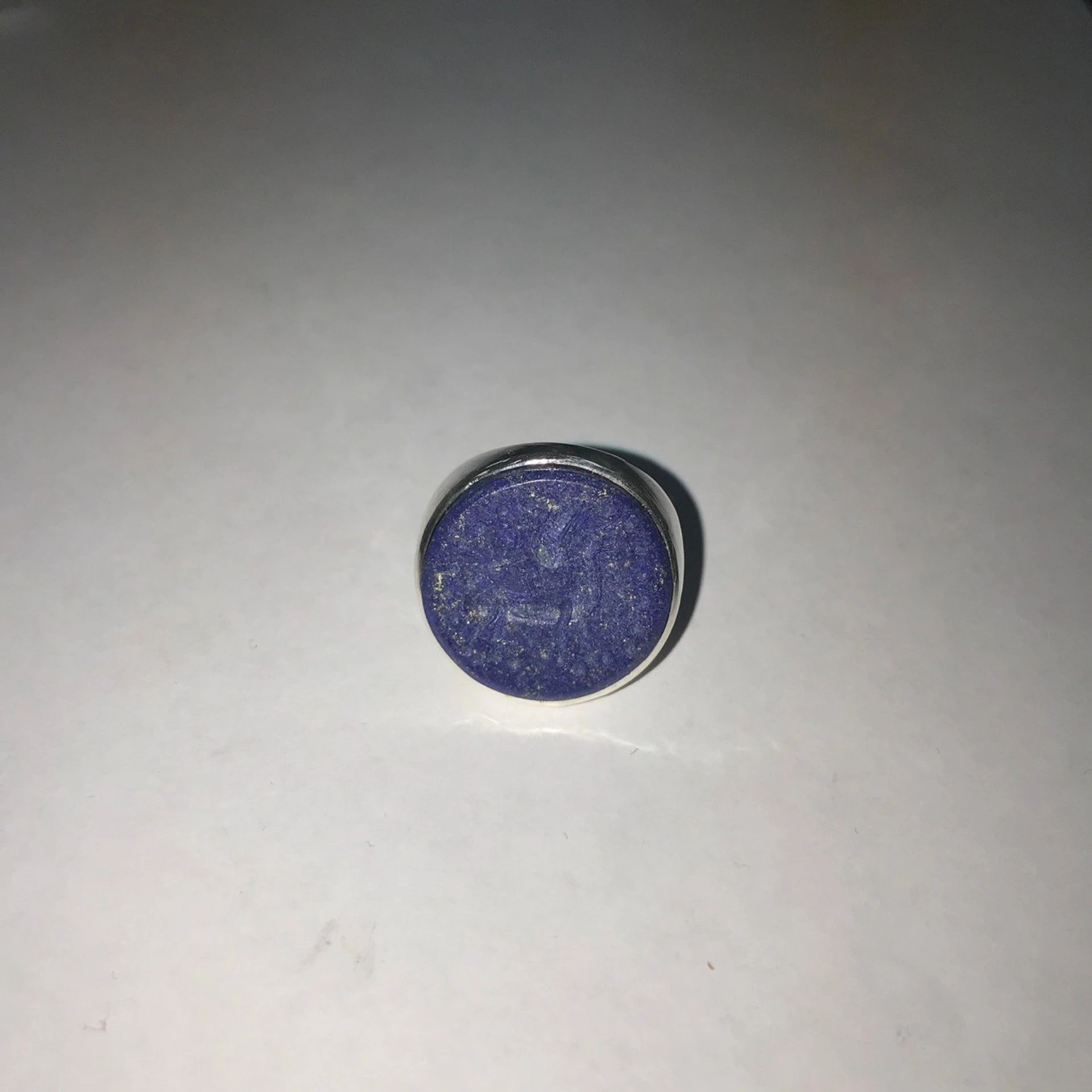 lab014 кольцо-печатка с инталией 18 (лазурит, круг)