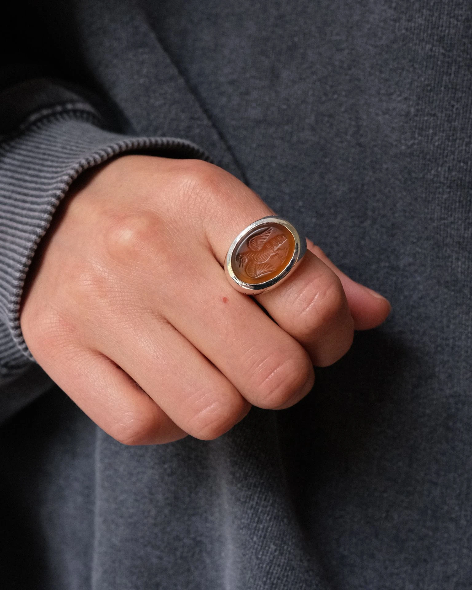 кольцо-печатка lab251 с инталией 18 размера (сердолик)