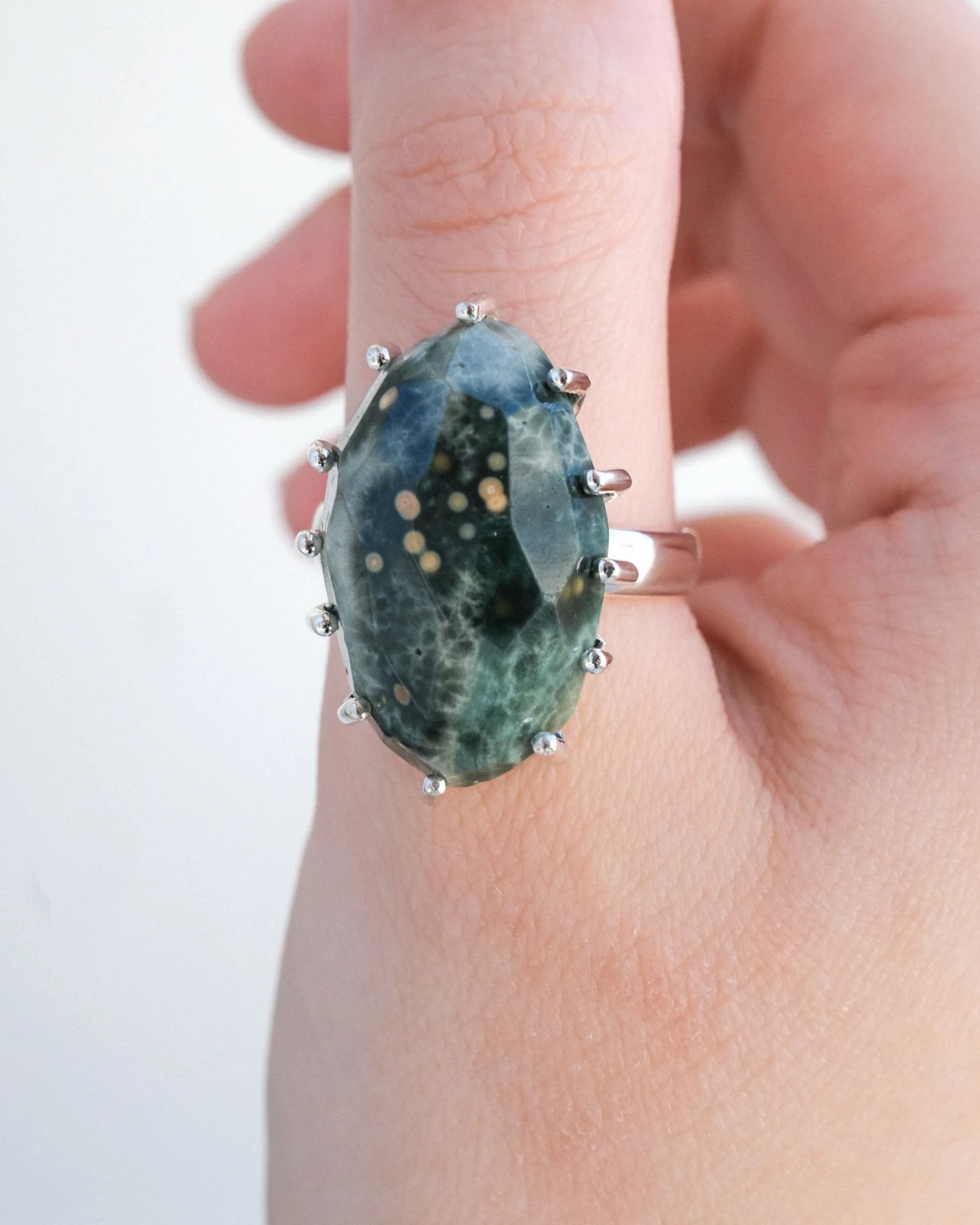 кольцо ocean bloom 19 размер (яшма)