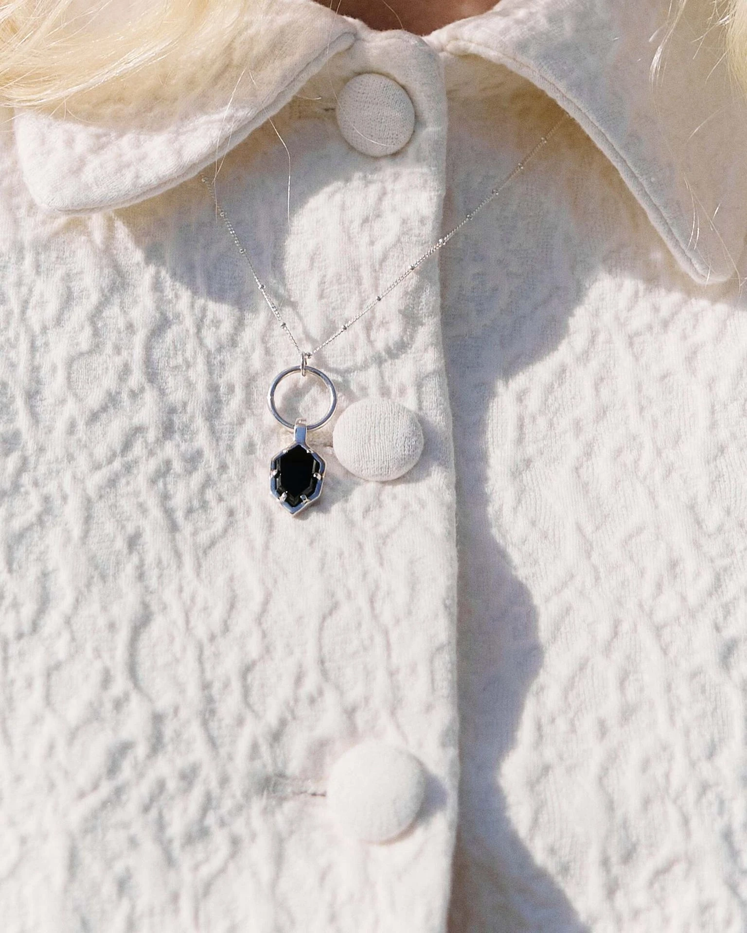 колье honu с черным ониксом на цепочке