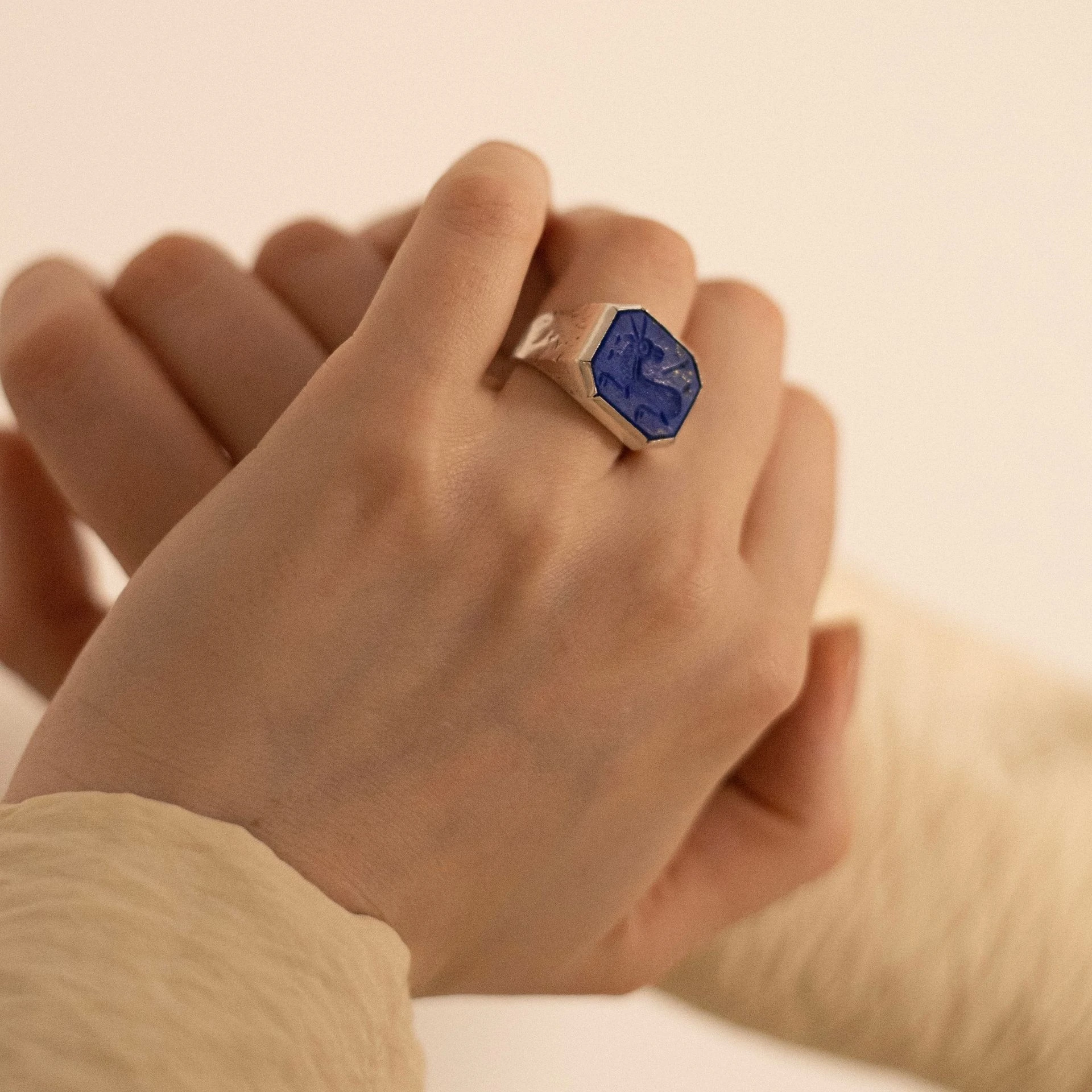 lab088 кольцо-печатка с инталией 16.5 (лазурит)