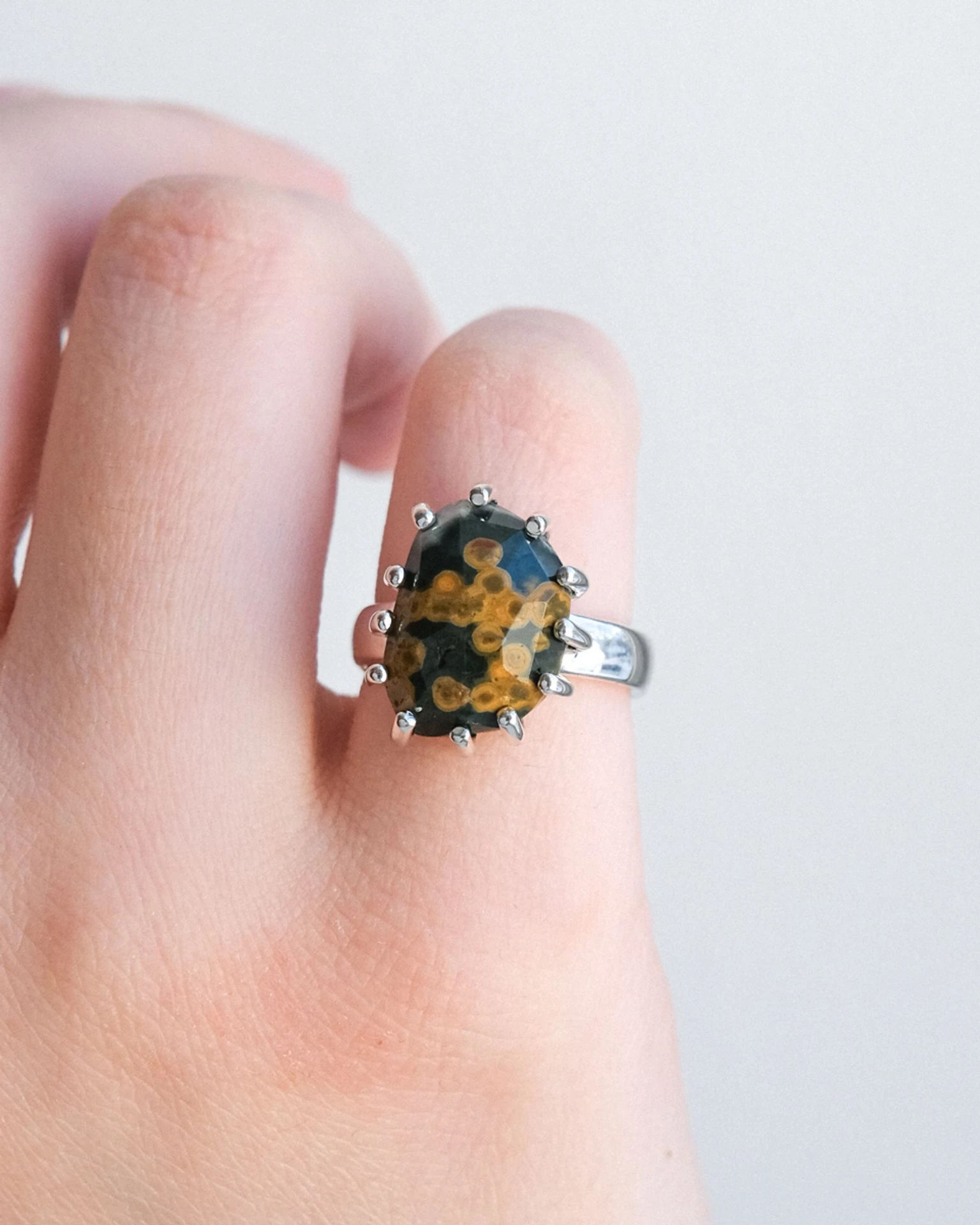 кольцо ocean bloom 15 размер (яшма)