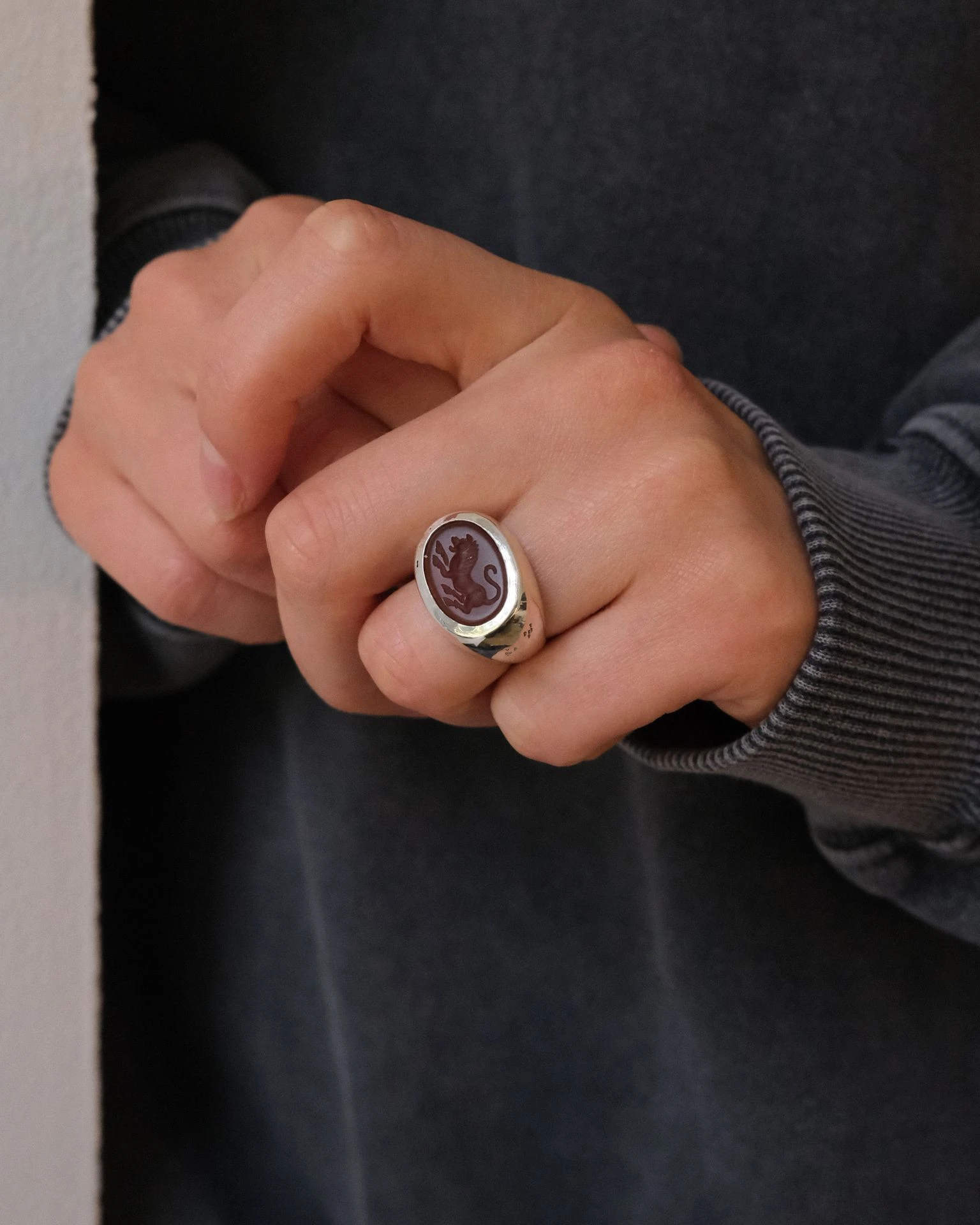 кольцо-печатка lab235 с инталией 15.5 размера (сердолик)