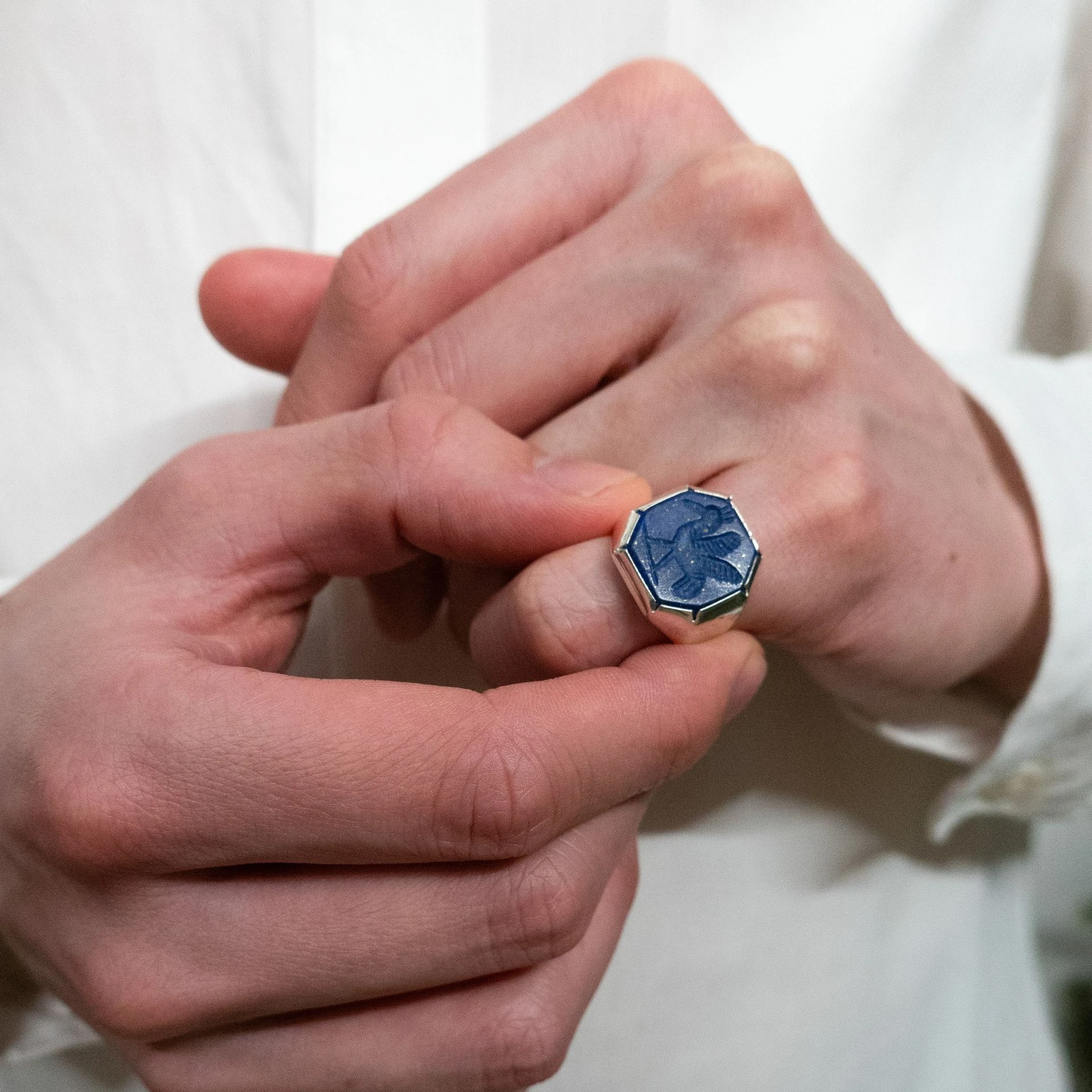 lab099 кольцо-печатка с инталией 16.5 (лазурит)