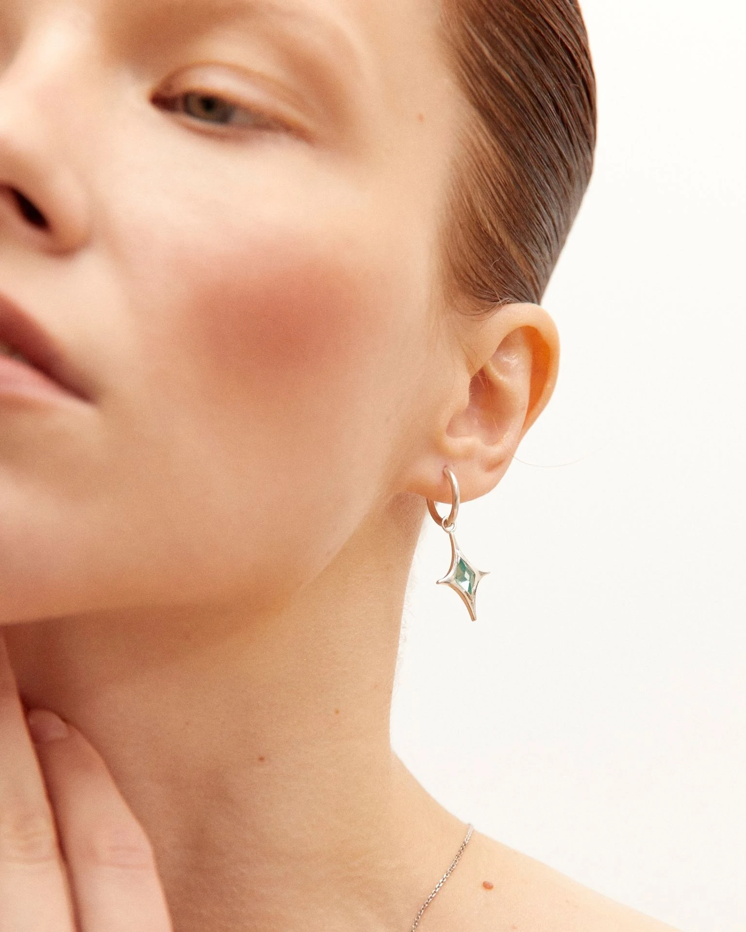 шарм mar с зеленым опалом на базовом кликере (s)