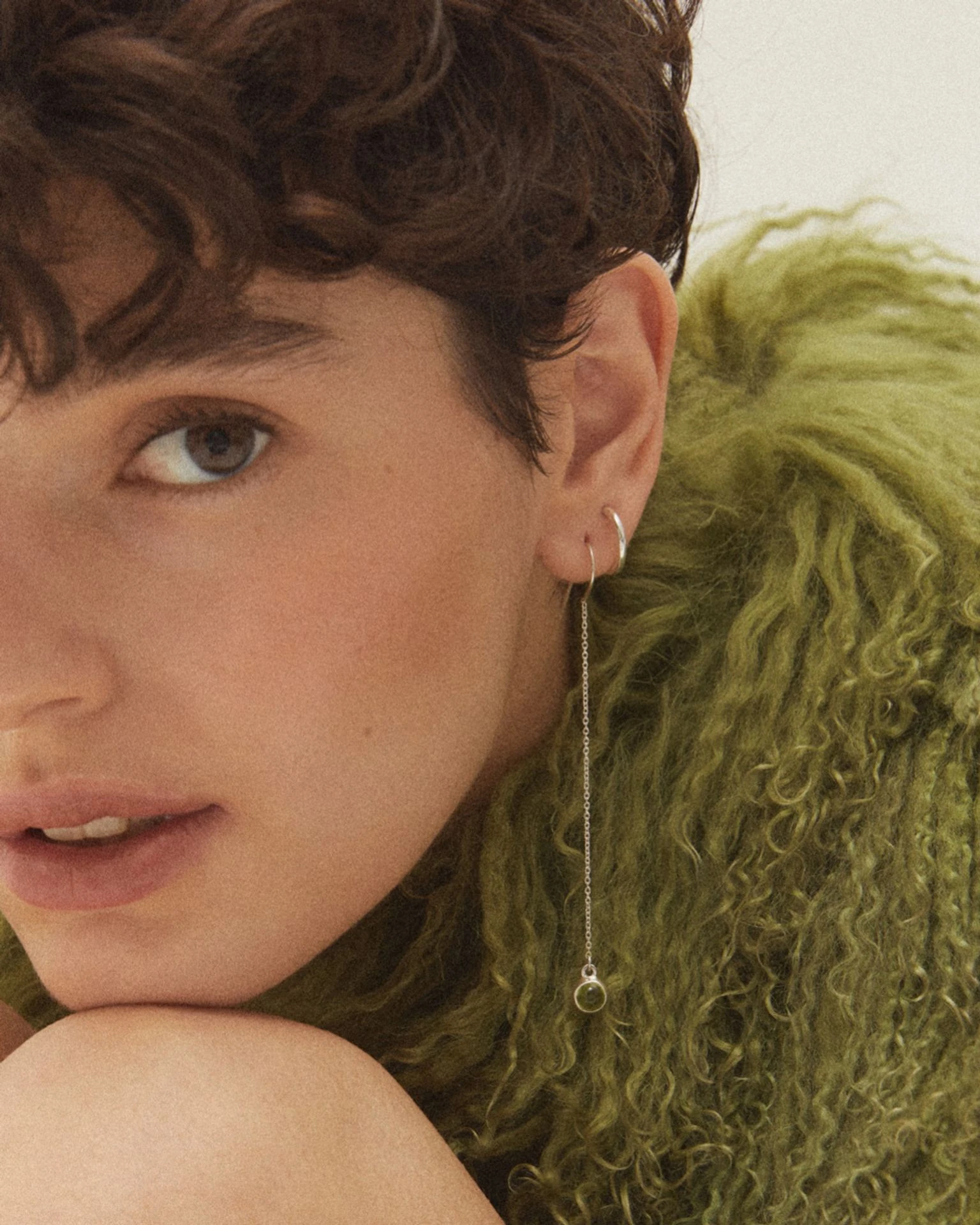 серьга на цепочке alpha с перидотом